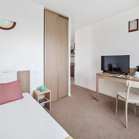 Comfort Versailles, St Cyr L'ecole 3*