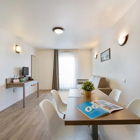 Comfort Versailles, St Cyr L'ecole شقة فندقية 3*