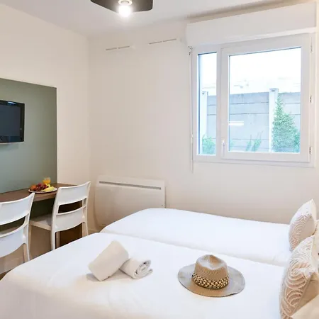 Comfort Versailles, St Cyr L'ecole Apart Otel