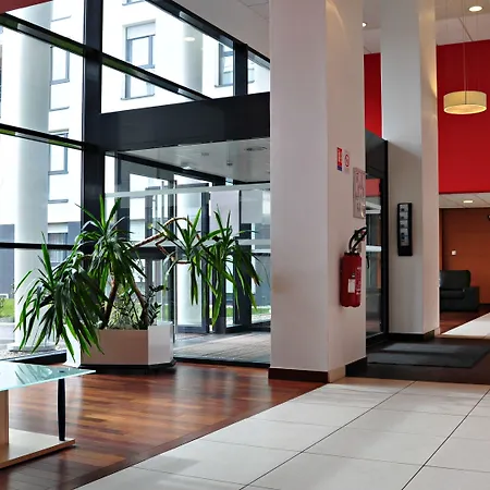 Comfort Versailles, St Cyr L'ecole Aparthotel 3*