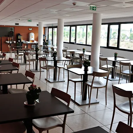 Comfort Versailles, St Cyr L'ecole Aparthotel Saint-Cyr-l'Ecole
