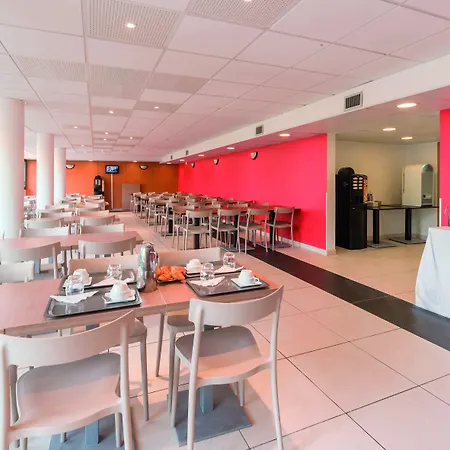 מלון דירות Comfort Versailles, St Cyr L'ecole 3*