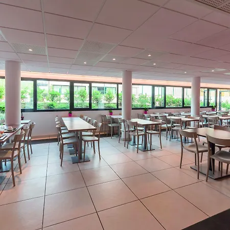 Comfort Versailles, St Cyr L'ecole 3* Saint-Cyr-l'Ecole