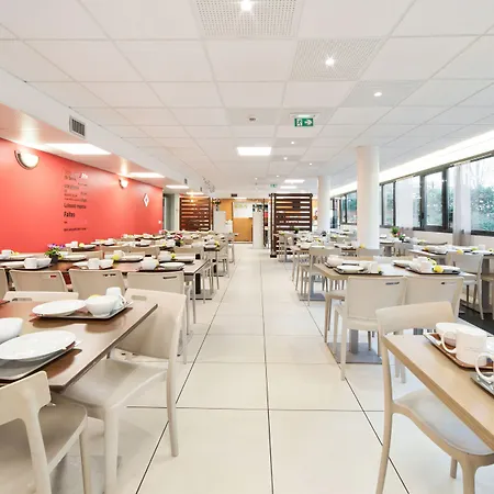 Hotel apartamentowy Comfort Versailles, St Cyr L'ecole 3*