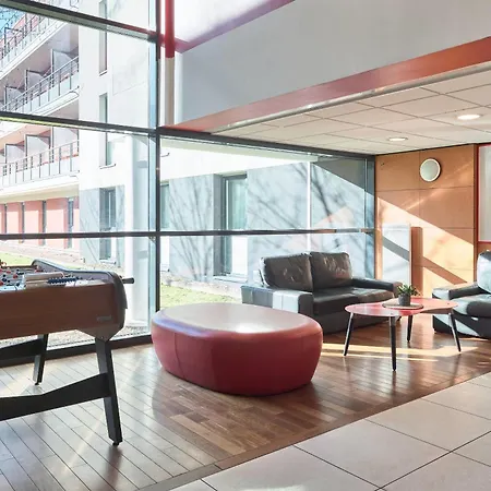 Comfort Versailles, St Cyr L'ecole מלון דירות Saint-Cyr-lʼÉcole