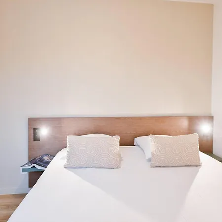 Comfort Versailles, St Cyr L'ecole 3*