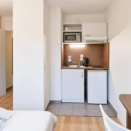 Comfort Versailles, St Cyr L'ecole 3*