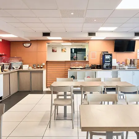 מלון דירות Comfort Versailles, St Cyr L'ecole 3*