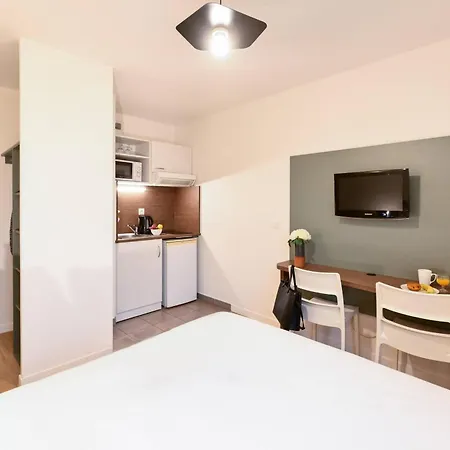 Comfort Versailles, St Cyr L'ecole 3*