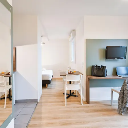 Comfort Versailles, St Cyr L'ecole Aparthotel Saint-Cyr-l'Ecole