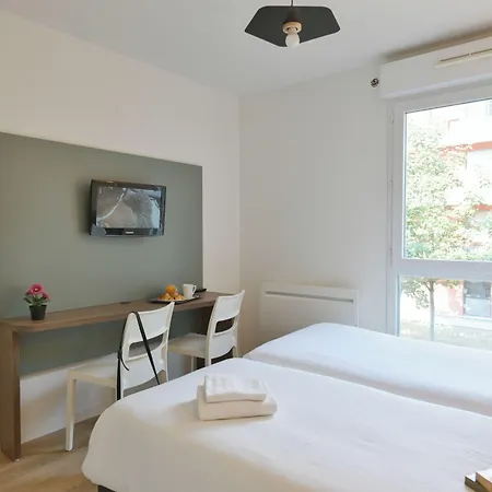 Comfort Versailles, St Cyr L'ecole Aparthotel Saint-Cyr-l'Ecole
