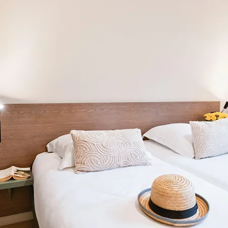Comfort Versailles, St Cyr L'ecole 3* Saint-Cyr-l'Ecole