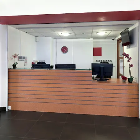 Comfort Versailles, St Cyr L'ecole Aparthotel 3*