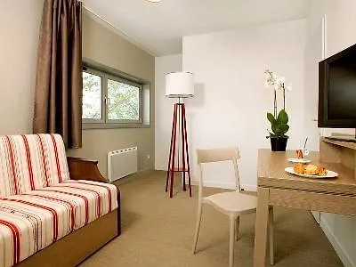 Comfort Versailles, St Cyr L'ecole Apart Otel 3*
