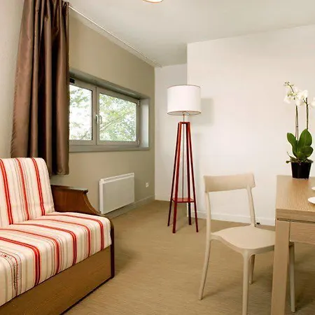 Comfort Versailles, St Cyr L'ecole Apart Otel 3*